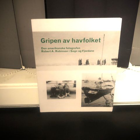 Gripen av havfolket :den amerikanske fotografen R A. Robinson i Sogn og Fjordane