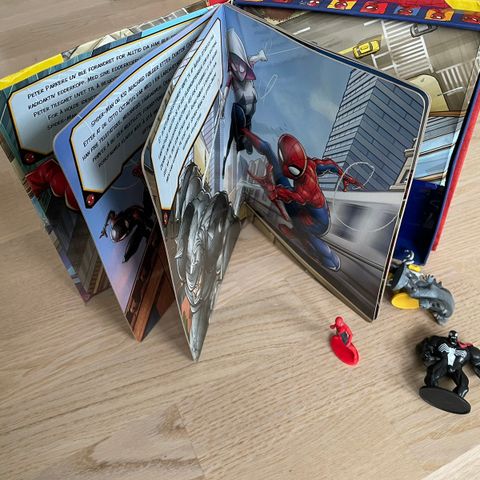 Spiderman figurer, bok og plakat