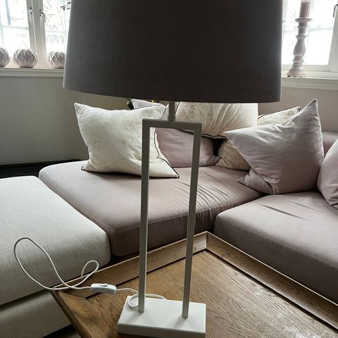 Lampe med lavendel farget skjerm