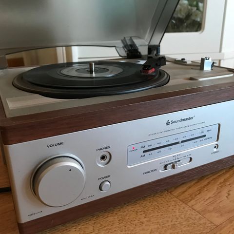 Soundmaster stereo med platespiller og radio