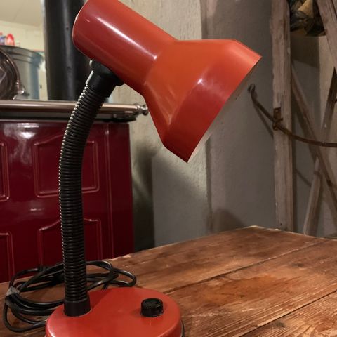Rød gammel bordlampe