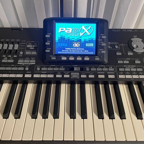 Korg Pa3X 76 med en pro stand og en bag