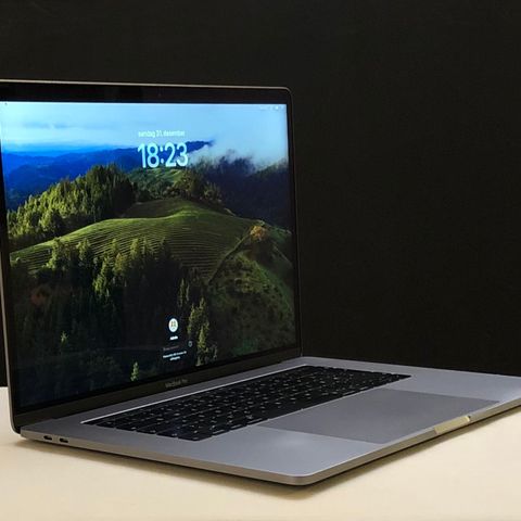 15"MacBook Pro 2018, 16GB, 500GB, 6-kjerners Core i7 Turbo Boost opptil 4.3 GHz