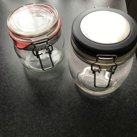 To krukker i glass