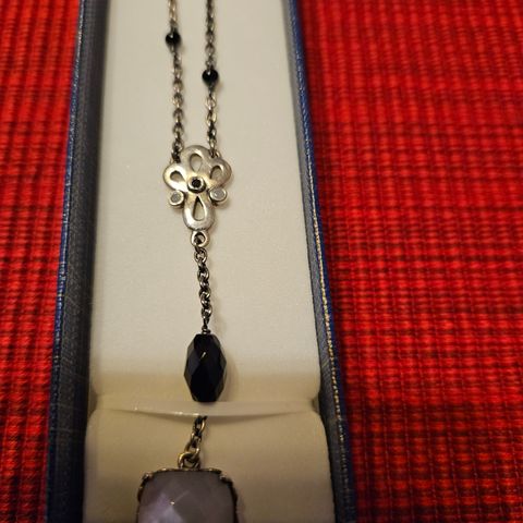 Sølv (925) halskjede med  anheng( ekte stein)  for salg. Kan sendes.