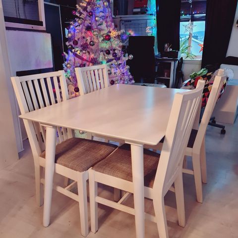 Bohus Lotta hvit kjøkkenbord / spisebord uttrekkbar 4 stoler