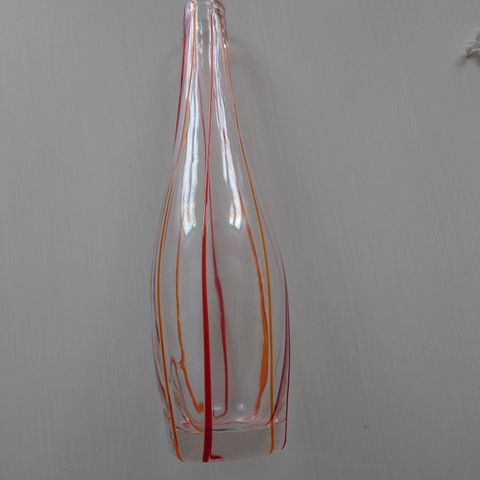 Flott vintage vase med røde og orange striper Kr.190+ evt. Frakt