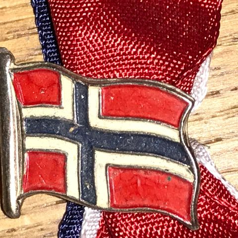 Norsk flagg brosje  emalje med 17. mai sløyfe