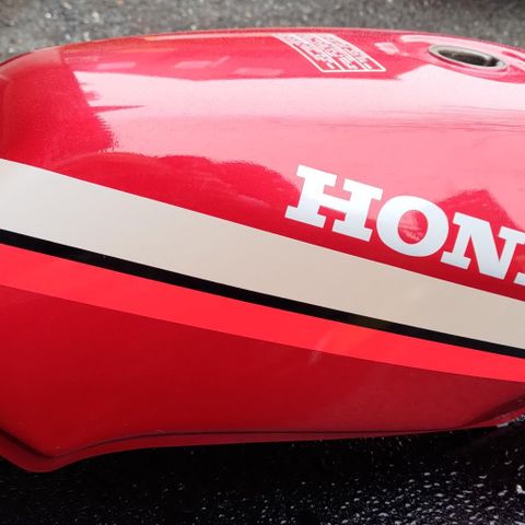 Fin rød tank til Honda CB125T