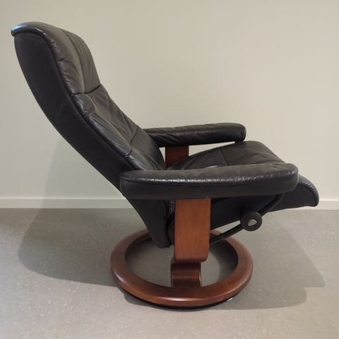 Ekornes Stressless sort skinn selges