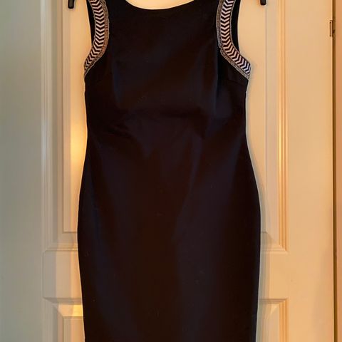 Figurnær, kort, ermeløs, svart kjole med småperler
