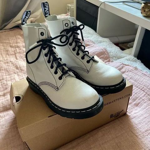 Martens sko hvit 37 str.  & svart / boots / skinn / støvletter