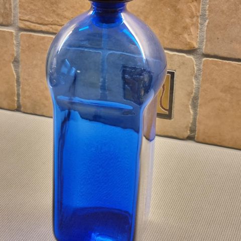 Vintage blå karaffel/ glassflaske ( Plus Norway) til salgs