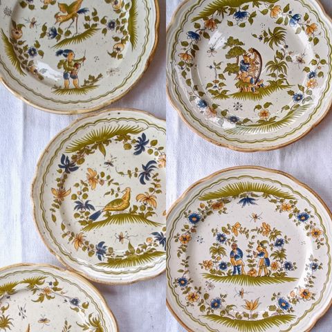 Servise - fem håndmalte Vieux Moustiers tallerkener