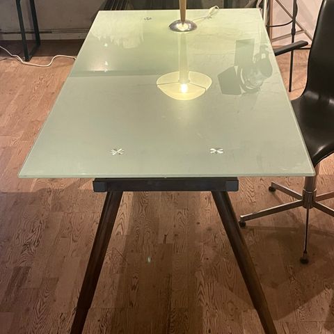 Skrivebord i frostet glass.  Fra IKEA Galant serie.