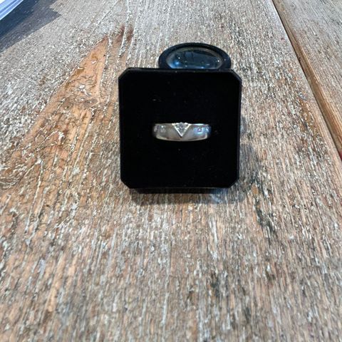 Hvitt gull ring m diamanter 18 karat