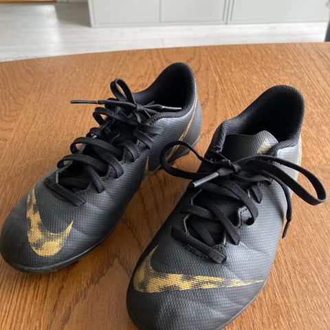 Nike fotballsko str 33.5