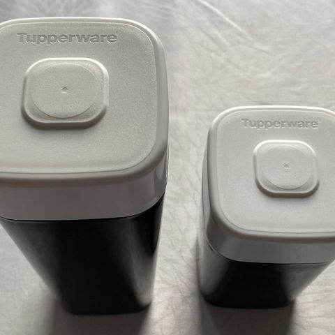 Tupperware, 2 svart/hvit bokser (høy boks 840ml og lav boks 560ml)