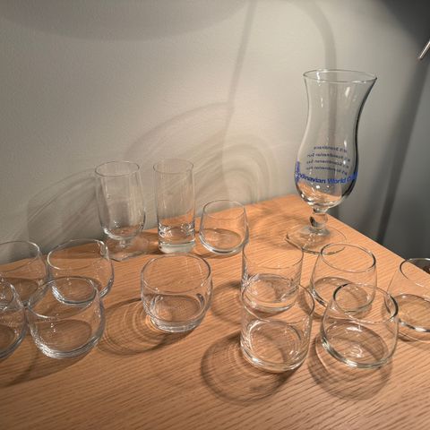 Div glass og en kortstokk fra div flyselskap og et rederi