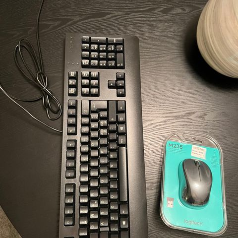 Tastatur og datamus selges