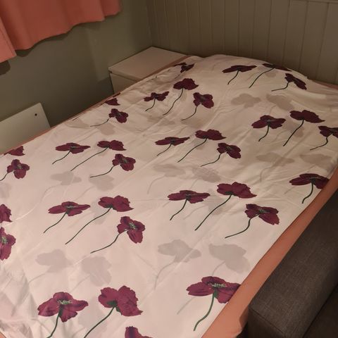 2 × sengesett - hvitt m/lilla blomster