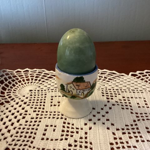 Eggeglass og egg av grønn sten/marmor