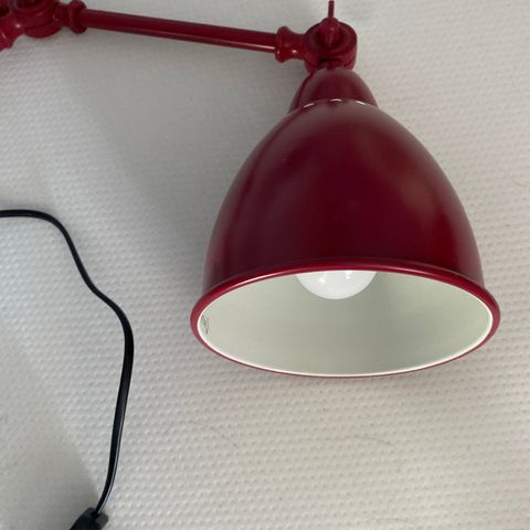 Flott stål lampe i lekker rødfarge.