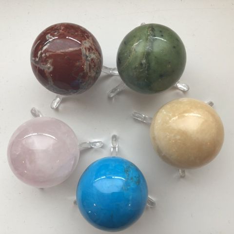 Fem dekorative kuler i ulike steinsorter