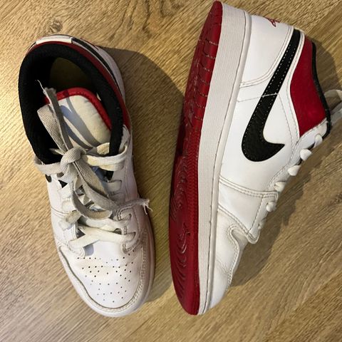 Nike Air Jordan 1 low str 36 hvit og rød