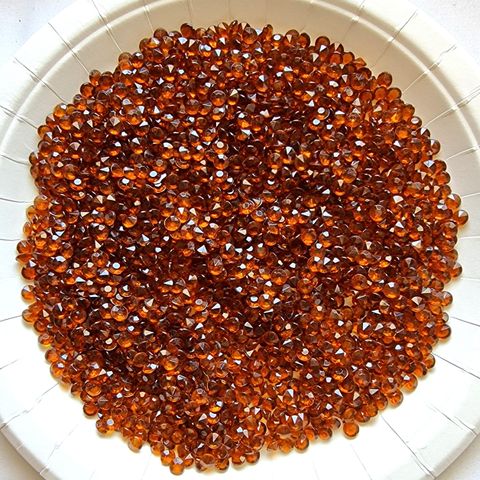 Små brune fasetterte perler med flat bakside til å lime på eller annet