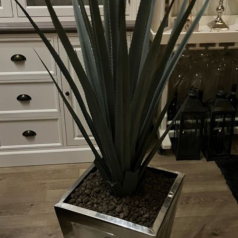 Stor sølvfarget potte med fake Aloe plante