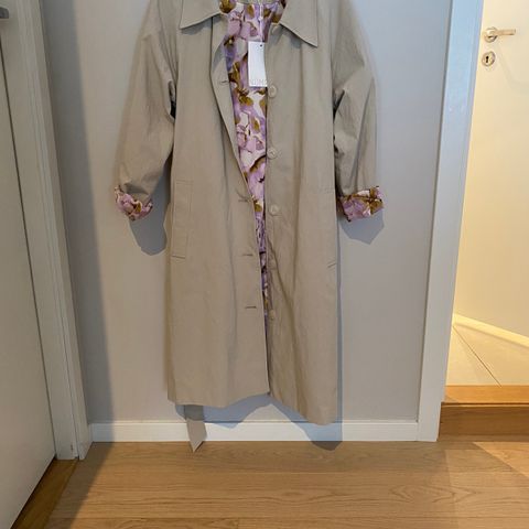 kåpe, beige trenchcoat med blomster stoff på insiden