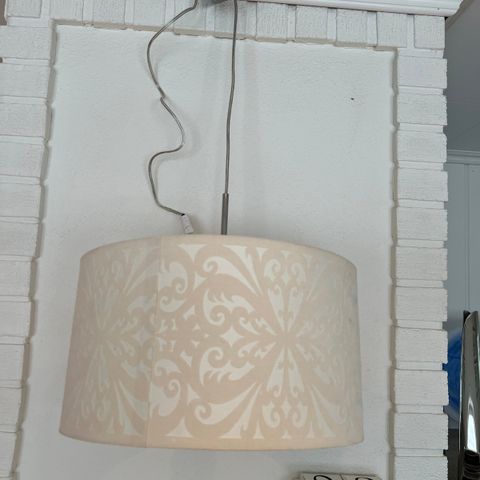 Kremfarget taklampe med damask mønster