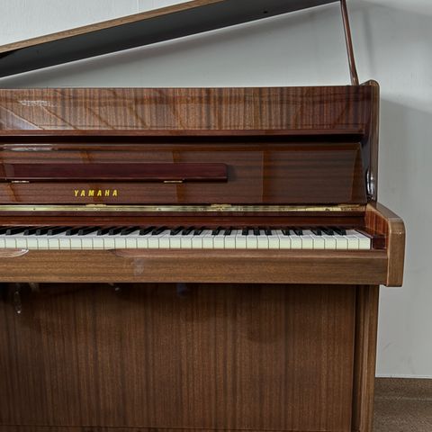 Yamaha piano (frakt og stemming inkl.)