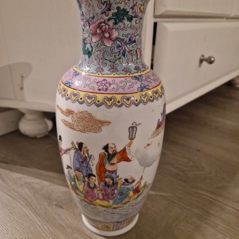 Asiatisk vase selges