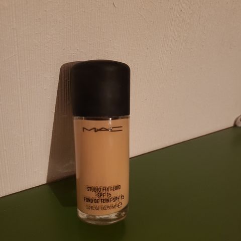 MAC Cosmetics foundation og primer