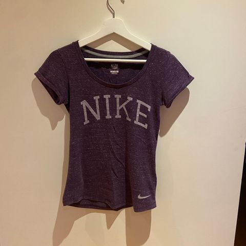 Lilla Nike T-skjorte