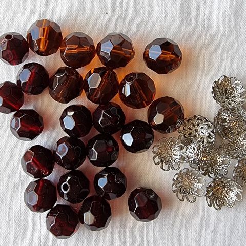 Rester av perler til smykkeproduksjon og håndarbeid