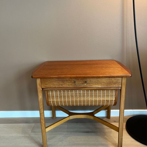 Pent brukt sybord / sidebord / nattbord i teak - retro, vintage