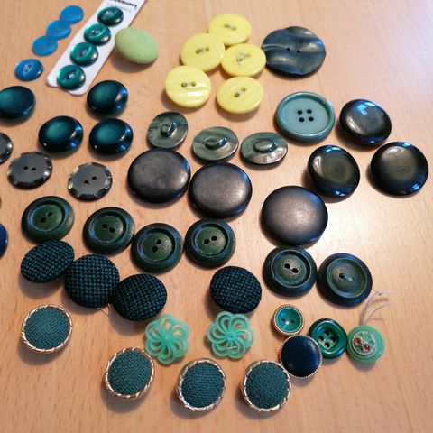 Grønne, gulgrønne og turkise knapper