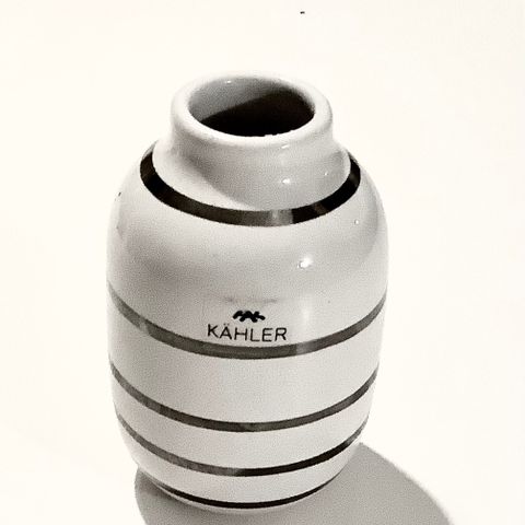 Kähler liten vase i hvit, med sølv