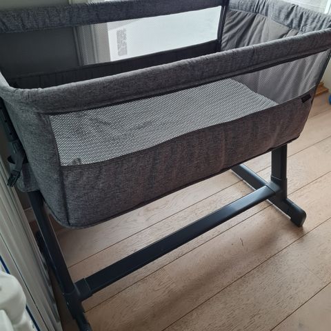 Yngri bedside crib