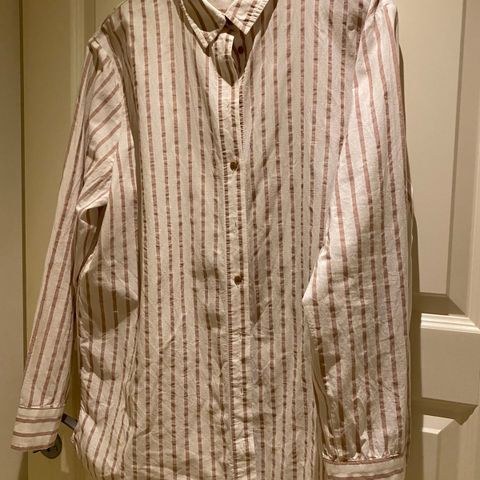 Basicapparel skjorte, hvit med rosa striper.