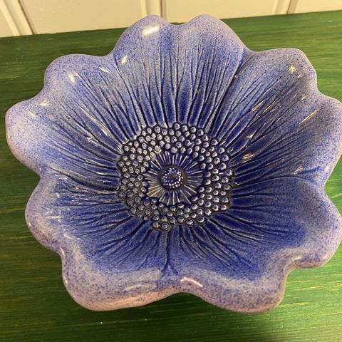 Blå blomst - skål i keramikk fra Jie Gantofta, design Staffan Johnson