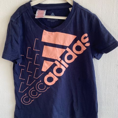 Adidas t-skjorte str 10-12 år