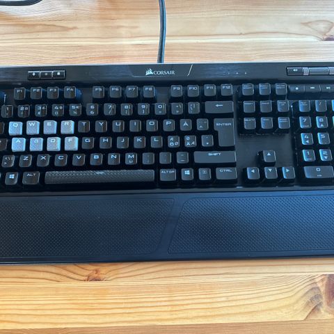 Corsair K95 RGB tastatur