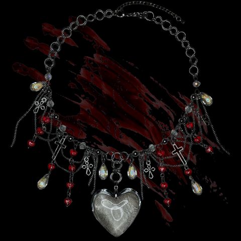 Goth smykke med glass hjerte
