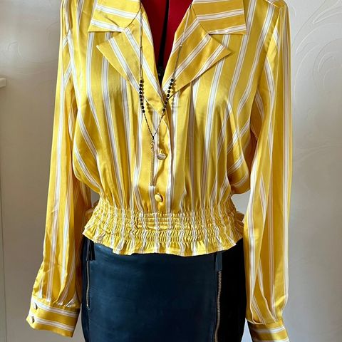 Nydelig gul og hvit bluse fra BIK BOK, str. S (RESERVERT)