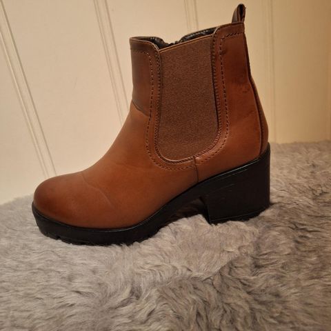 Brune boots i skinn