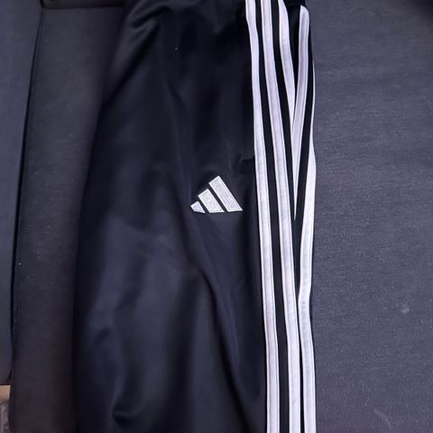 Selger Adidas treningsbukse! Ubrukt. STR M